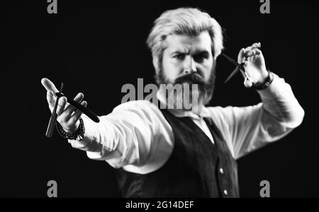 Männlich im Friseurladen. Reifer Mann mit gefärbtem Haar in blond. Vintage Friseurladen-Stil. barbershop Werkzeuge und Herren Accessoires. Hipster Stockfoto