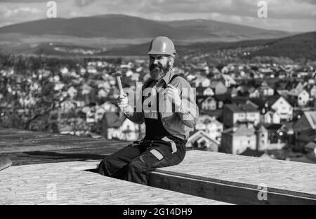 Schätzen Sie den Materialbedarf für Projekte. Installation von Dachmaterialien Wärmedämmung. Man Dachfläche. Professionelles Reparaturdach. Flach Stockfoto