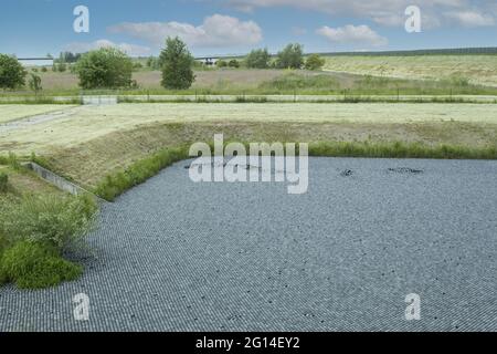 Schwarze Kugeln zum Schutz der Reservoirs vor der Sonne. Schattenkugeln, kleine Plastikkugeln im Teich, um Vögel fernzuhalten Stockfoto