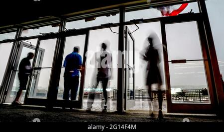 Elmont, NY, USA. September 2019. 4. Juni 2021: Fans warten am Freitag beim Belmont Stakes Festival im Belmont Park in Elmont, New York, auf ein gefährliches Gewitter. Scott Serio/Eclipse Sportswire/CSM/Alamy Live News Stockfoto