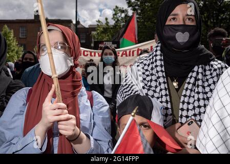 Dublin, Irland. Mai 2021. Während der Demonstration halten Demonstranten Fahnen fest.aufgrund der Eskalation der Spannungen und der Gewalt in Jerusalem fanden in Dublin eine Reihe von Solidaritätsprotesten mit Palästina statt, von denen der erste am 73. Jahrestag des Nakba-Tages stattfand. Die Demonstranten forderten ein Ende der israelischen Besatzung und die Beendigung des Völkermordes. Die Demonstranten forderten auch die irische Regierung auf, den israelischen Botschafter auszuweisen, Sanktionen zu verhängen, die Handelsbeziehungen mit Israel zu verringern und andere Forderungen zu stellen. Kredit: Natalia Campos/SOPA Images/ZUMA Wire/Alamy Live Nachrichten Stockfoto