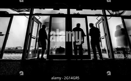 Elmont, NY, USA. September 2019. 4. Juni 2021: Fans warten am Freitag beim Belmont Stakes Festival im Belmont Park in Elmont, New York, auf ein gefährliches Gewitter. Scott Serio/Eclipse Sportswire/CSM/Alamy Live News Stockfoto