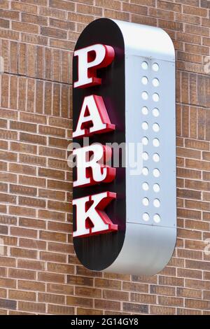 Vertikales PARK Neonschild zur Parkgarage Stockfoto