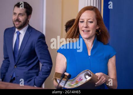 Washington DC, USA. Juni 2021. Die Pressesprecherin des Weißen Hauses, Jen Psaki, und Brian Deese, Direktor des Nationalen Wirtschaftsrats, kommen am 04. Juni 2021 zur täglichen Pressekonferenz im Weißen Haus in Washington, DC, USA. Der Mai-Beschäftigungsbericht wies darauf hin, dass die Arbeitslosigkeit auf 5.8 % zurückging und die Wirtschaft 559,000 Arbeitsplätze hinzufügte.Quelle: Shawn Thew/Pool via CNP /MediaPunch Quelle: MediaPunch Inc/Alamy Live News Stockfoto