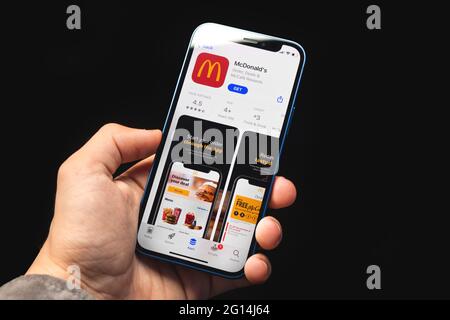 Charkow, Ukraine - 4. Juni 2021: Mann nutzt die McDonald-App auf dem Mobiltelefon Stockfoto