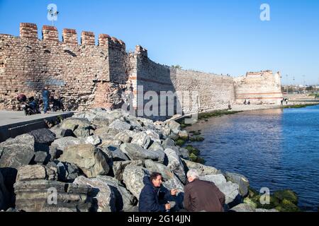 Fatih,Istanbul,Türkei - 04-01-2017:Seeseite von Istanbul Byzantinische Mauern im Samatya Bezirk Stockfoto