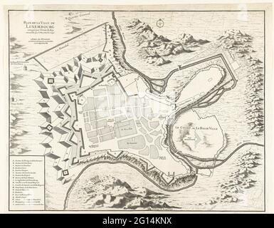 Karte von Luxemburg, 1684 von den Franzosen belagert; Plan De La Ville De Luxembourg Assiege Par l'Armée De Roy Commandée Par Le Marechal De Crequi. Karte der Verstärkung der Stadt Luxemburg, die vom 26. April unter Marschall François de Créquy und dem Marquis de Vauban von der französischen Armee belagert und am 4. Juni 1684 erobert wurde. Links unten in der Legende A-T auf Französisch. Stockfoto