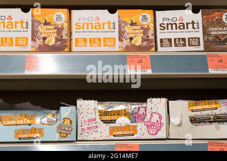 Snack Bars von Battleoats und PHD Smart Display auf Regalen zum Verkauf im Supermarkt, England, Großbritannien Stockfoto