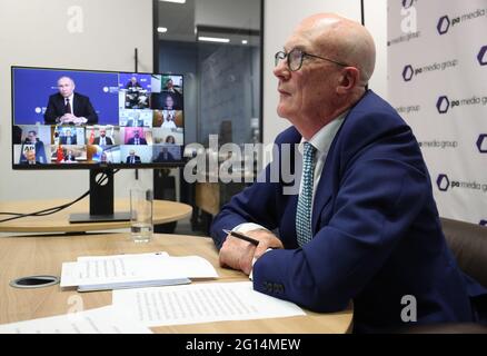 Der CEO der PA Media Group, Clive Marshall, hört zu, wie der russische Präsident Wladimir Putin seine Fragen während einer Pressekonferenz mit verschiedenen Führern globaler Medienagenturen über Videolink aus London während des St. Petersburger Internationalen Wirtschaftsforums beantwortet. Bilddatum: Freitag, 4. Juni 2021. Stockfoto