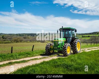 HOLSWORTHY, DEVON, ENGLAND - MAI 30 2021: Oldtimer-Traktor, landwirtschaftliches Fahrzeug bei Rallye. John Deere 2140. Stockfoto