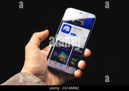 Charkow, Ukraine - 4. Juni 2021: Paramount Plus App, Mann halten Handy mit Anwendung auf dem Bildschirm Stockfoto