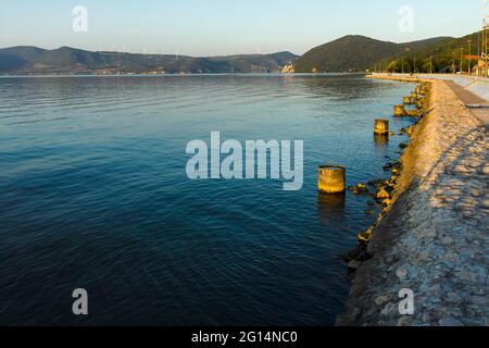 GOLUBAC, SERBIEN - 11. AUGUST 2019: Atemberaubende Sonnenuntergangslandschaft der Küstenstraße und der Donau in der Stadt Golubac, Serbien Stockfoto