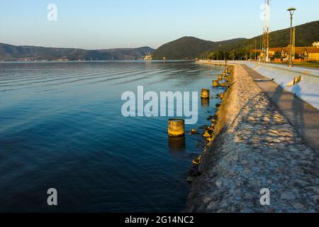 GOLUBAC, SERBIEN - 11. AUGUST 2019: Atemberaubende Sonnenuntergangslandschaft der Küstenstraße und der Donau in der Stadt Golubac, Serbien Stockfoto