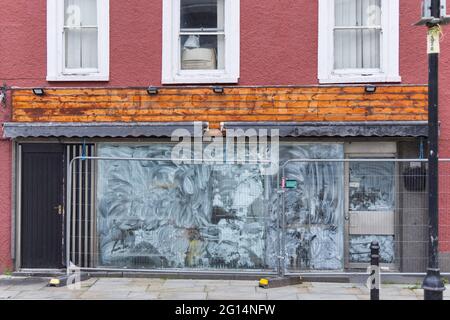 Haverfordwest, Pembrokeshire, Wales - veranschaulicht den Niedergang des Einkaufsbummel in der High Street in Großbritannien. Stockfoto