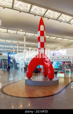 Space Shuttle im Haupteingang Transitterminal des Brüsseler Flughafens Zaventem mit Passagieren und Geschäften, Brüssel, Belgien. Stockfoto
