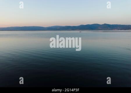 GOLUBAC, SERBIEN - 11. AUGUST 2019: Atemberaubende Sonnenuntergangslandschaft der Küstenstraße und der Donau in der Stadt Golubac, Serbien Stockfoto