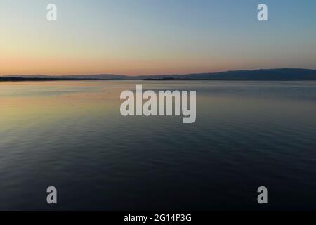 GOLUBAC, SERBIEN - 11. AUGUST 2019: Atemberaubende Sonnenuntergangslandschaft der Küstenstraße und der Donau in der Stadt Golubac, Serbien Stockfoto