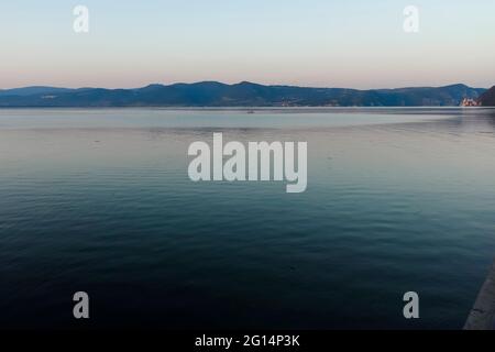 GOLUBAC, SERBIEN - 11. AUGUST 2019: Atemberaubende Sonnenuntergangslandschaft der Küstenstraße und der Donau in der Stadt Golubac, Serbien Stockfoto