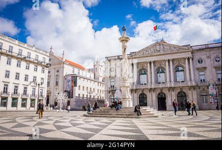 LISSABON, PORTUGAL - 25. MÄRZ 2017: Stadtplatz mit Mosaikpflaster und Pranger von Lissabon, Portugal Stockfoto