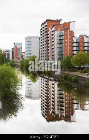 LEEDS, GROSSBRITANNIEN - 25. MAI 2021. Waterfront Apartment Blocks mit Blick auf den Fluss im Stadtzentrum von Leeds Stockfoto