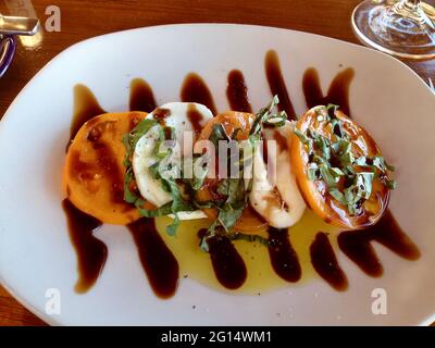 Frisch geschnittene Tomaten mit Büffelmozzarella und Basilikum Stockfoto