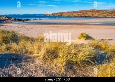 Sanddünen am Achnahaird-Strand auf der Halbinsel Assynt im Nordwesten Schottlands Stockfoto