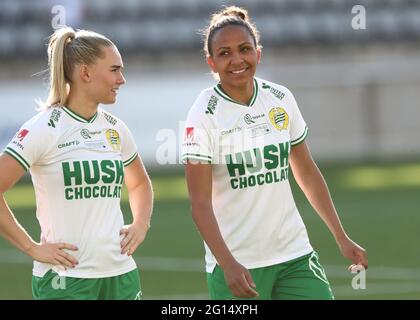 LINKÖPING 20210604Hammarby's No. 10 Emma Jansson und No. 9 Madelen Janogy während des Freitagsspielen im Damallsvenskan zwischen Linköpings FC-Hammarby in der Linköping Arena. Foto Jeppe Gustafsson Stockfoto