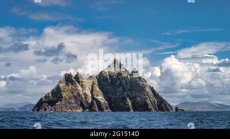 Gehäufte Berggipfel der kleinen Insel Skellig, Lebensraum von Gannets, Morus Bassanus, mit irischer Küste im Hintergrund, Ring of Kerry, Irland Stockfoto