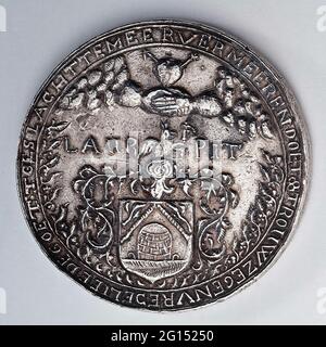 Medaille anlässlich der 25-jährigen Heirat der Laurens Pit und Elisabeth Vögel im Jahr 1658. Silbermedaille im runden Gussverfahren; z. B.: Beschneidung, in der zwei von zwei aus der Wolke erstochen Hände, die sich unter einem Herzen mit Pfeilen berühren, und am unteren Wappen mit Bild von Brunnen, umgeben von Tierellantinen und ausgestattet mit Helm über dem ein geflügeltes Tier mit Objekt (Hammer?) In den Beinen ; ein Name dazwischen; KZ: Entscheidung und dekorierter Kranz, innerhalb dessen laufender Vogel mit ausgebreiteten Flügeln und Zweig im Schnabel, mit drei Buchstaben. Stockfoto