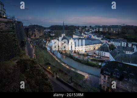 Luftaufnahme des Grund mit Neumünster Abtei und Alzette bei Nacht - Luxemburg-Stadt, Luxemburg Stockfoto