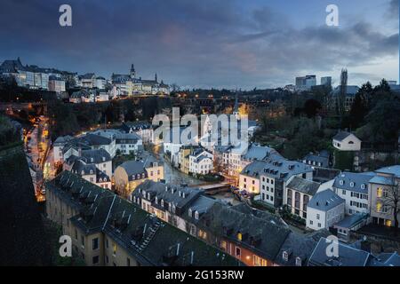 Skyline von Luxemburg bei Nacht - Luftaufnahme des Grund mit St. Michaels Kirche im Hintergrund - Luxemburg City, Luxemburg Stockfoto