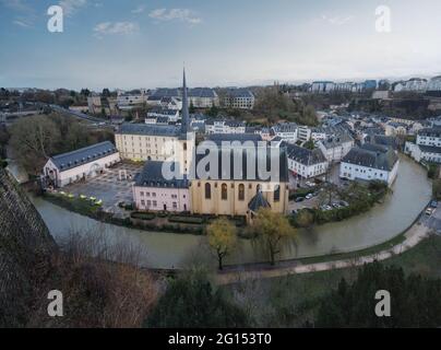 Luftaufnahme des Grund mit der Abtei Neumünster und der Alzette - Luxemburg-Stadt, Luxemburg Stockfoto