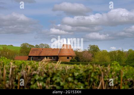 WEALDEN, ENGLAND - 9. MAI 2021 : ein typisches Haus von Sussex auf dem Land im Frühling Stockfoto