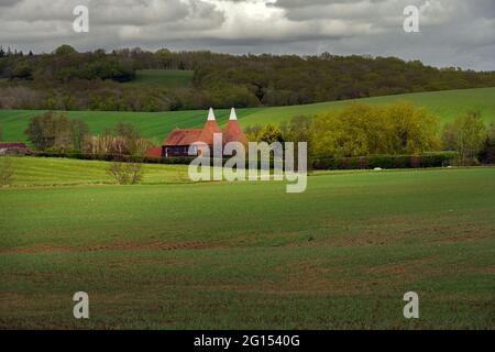 WEALDEN, ENGLAND - 9. MAI 2021 : ein für Sussex typisches Haus auf den Feldern im Frühjahr Stockfoto