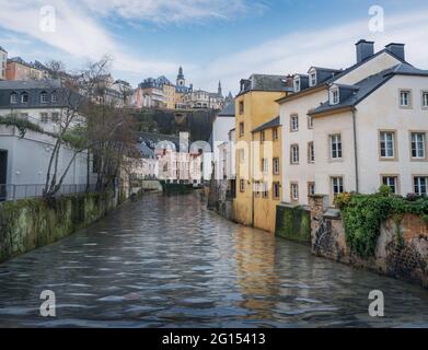 Alzette und der Grund-Bezirk mit St. Michaels-Kirche im Hintergrund - Luxemburg-Stadt, Luxemburg Stockfoto