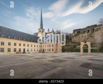 Kloster Neumünster mit St. Michaels Kirche im Hintergrund - Luxemburg-Stadt, Luxemburg Stockfoto