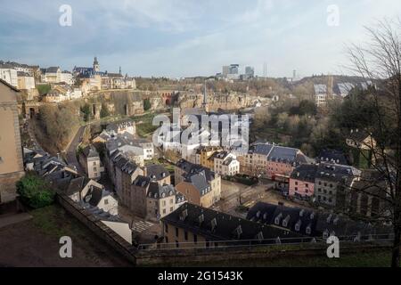 Skyline von Luxemburg - Luftaufnahme des Grund mit St. Michaels Kirche im Hintergrund - Luxemburg City, Luxemburg Stockfoto