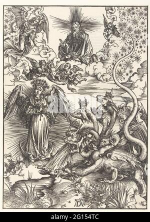 Die apokalyptische Frau und der siebenköpfige Drache. Eine geflügelte Frau, umgeben von einem Strahlenkranz, die auf einem Halbmond-Nickel steht und einen Sternzeugen auf dem Kopf hat, wird von einem siebenköpfigen Drachen bedroht. Engel tragen ihr Baby sicher zu Gott im Himmel. Auf der Rückseite eine Spalte lateinischer Bibeltext in gotischer Schrift. Stockfoto