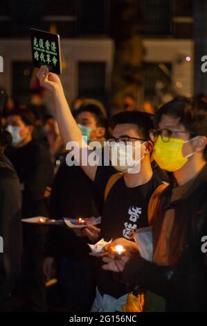 Portland Palce, London, Großbritannien. Juni 2021. Menschen im Gedenken an das Tiananmen 1989 Denkmal. Kredit: Jessica Girvan/Alamy Live Nachrichten Stockfoto