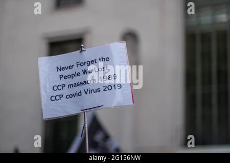 Portland Palce, London, Großbritannien. Juni 2021. Plakat an der Gedenkstätte zum Gedenken an den Himmlischen Friedens 1989. Kredit: Jessica Girvan/Alamy Live Nachrichten Stockfoto