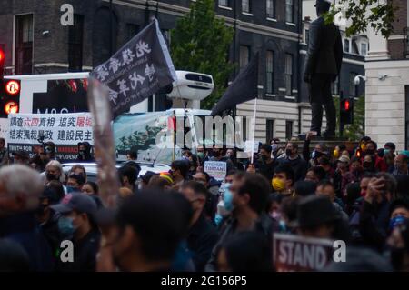 Portland Palce, London, Großbritannien. Juni 2021. Menschen im Gedenken an das Tiananmen 1989 Denkmal. Kredit: Jessica Girvan/Alamy Live Nachrichten Stockfoto