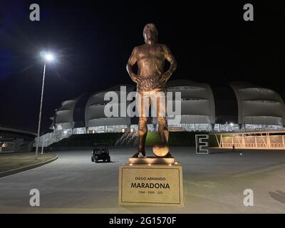 Santiago del Estero, Argentinien. Juni 2021. Die argentinische Fußballnationalmannschaft zollte am Donnerstag (3) vor ihrem WM-Qualifikationsspiel gegen Chile die Statue von Diego Maradona, dem verstorbenen argentinischen Fußballspieler, vor dem Stadion Madre de Ciudades in Santiago del Estero, Argentinien, zu Ehren. Sie spielten mit einem Bild von Maradona auf ihren Trikots. Quelle: Mel Valle/Thenews2 Quelle: Mel Valle/TheNEWS2/ZUMA Wire/Alamy Live News Stockfoto