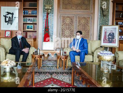 Rabat, Marokko. Juni 2021. Der marokkanische Außenminister Nasser Bourita (R) trifft sich am 4. Juni 2021 mit der Sprecherin des libyschen Repräsentantenhauses Aguila Saleh Issa in Rabat, Marokko. Der marokkanische Außenminister Nasser Bourita traf sich am Freitag mit zwei rivalisierenden libyschen Gastrednern als „Teil der Vermittlungsbemühungen Marokkos, zur Beilegung der Libyenkrise beizutragen“, sagte eine Erklärung des Ministerministeriums. Quelle: Chadi/Xinhua/Alamy Live News Stockfoto