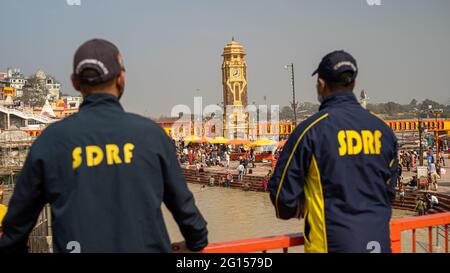 Haridwar, Uttarakhand Indien 06. April 2021. Polizisten verbreiten das Bewusstsein für den Schutz vor dem Coronavirus, um sich während des Maha Kumbh 2021 vor dem Coronavirus zu schützen. Apple prores 422 Hochwertige 4k-Aufnahmen. Stockfoto