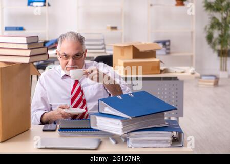 Alter Geschäftsmann Mitarbeiter in Bewegung Konzept Stockfoto