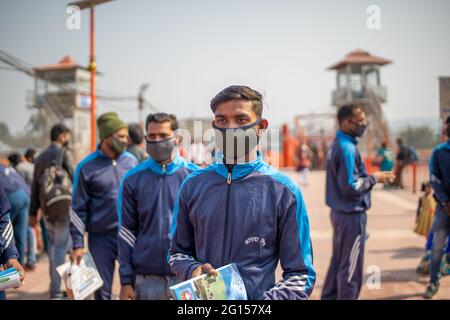 Haridwar, Uttarakhand Indien 06. April 2021. Polizisten verbreiten das Bewusstsein für den Schutz vor dem Coronavirus, um sich während des Maha Kumbh 2021 vor dem Coronavirus zu schützen. Apple prores 422 Hochwertige 4k-Aufnahmen. Stockfoto