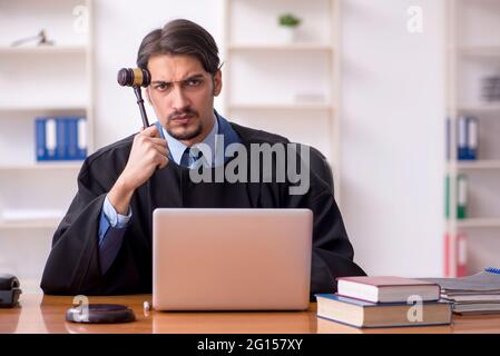 Junger Richter, der im Gerichtssaal arbeitet Stockfoto