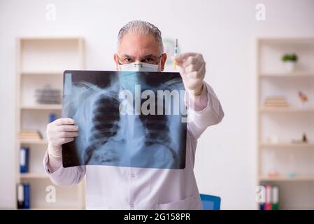Alter Arzt Radiologe in Impfkonzept Stockfoto