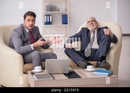 Zwei Geschäftsleute diskutieren Projekt im Büro Stockfoto