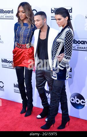 17. Mai 2015, Las Vegas, Nevada, USA: Jourdan Dunn, Olivier Rousteing und Kendall Jenner nehmen an den Billboard Music Awards 2015 Teil. (Bild: © Billy Bennight/ZUMA Wire) Stockfoto